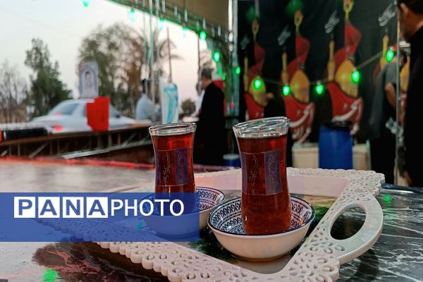 خدمت‌رسانی دانش‌آموزان و فرهنگیان ناحیه‌چهار اهواز به زوار اباعبدالله‌الحسین(ع)