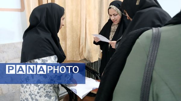 تحویل کارنامه در دبیرستان نمونه اندیشه