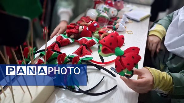 بازارچه مادر دختری با دست‌سازه‌های دانش‌آموزی 