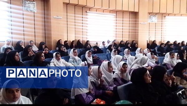 تقدیر از دانش‌آموزان مستعد در آستانه روز دختر