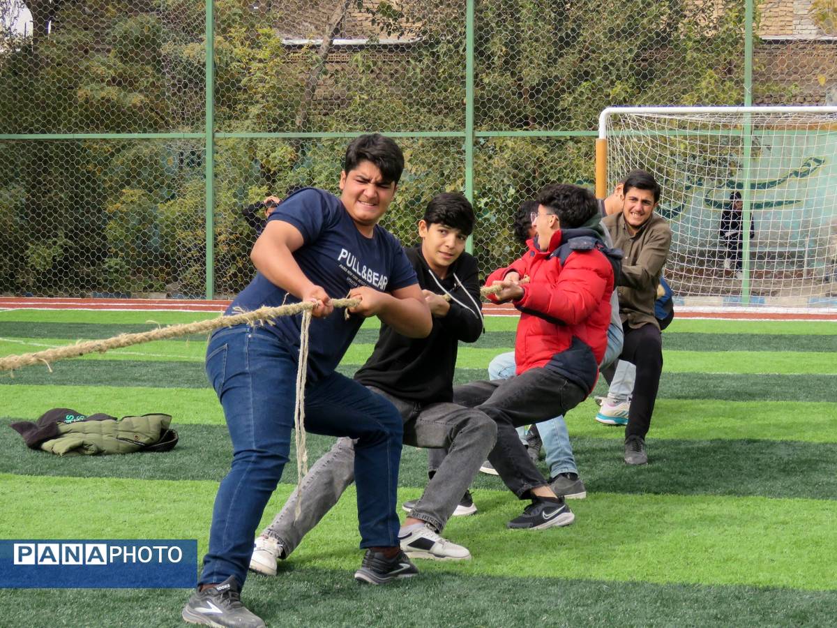 مسابقات طناب کشی شهید پارسا منصور در دبیرستان شاهد ابوذر غفاری 