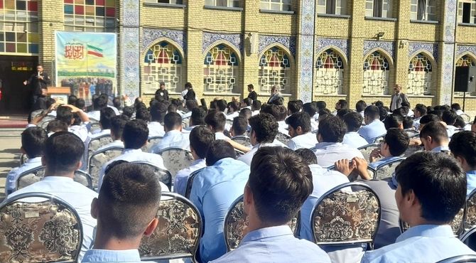 نواختن زنگ افتتاحیه «هفته پدافند غیرعامل» در دبیرستان ماندگار شهید مدرس ناحیه دو شهرری
