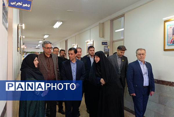 بازدید مدیرکل امور شاهد وزارت آموزش و پرورش از دبیرستان شاهد زینبه