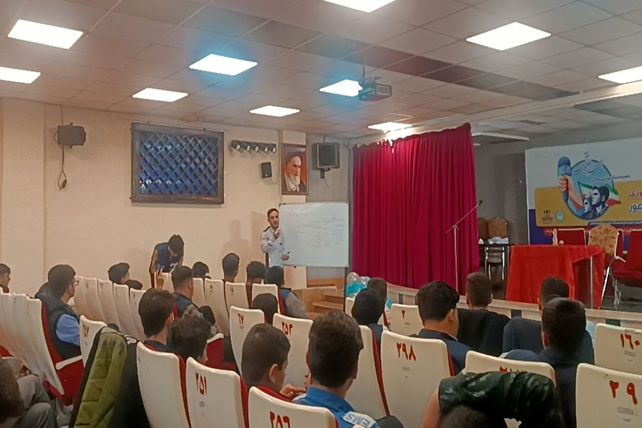 کلاس آموزش فن بیان برای دانش‌آموزخبرنگاران اردوی ملی مسئله‌محور پسران پانا
