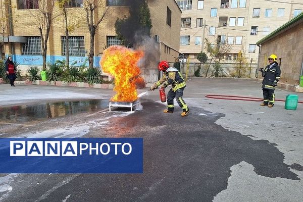 برگزاری مانور زلزله و ایمنی در دبیرستان شاهد شهید کاظمی شهرستان اسلامشهر