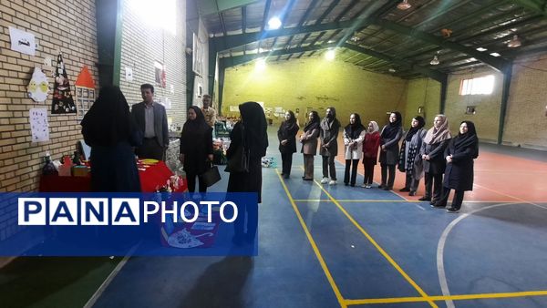 بازدید مدیر آموزش و ‌پرورش حاجی‌آباد از نمایشگاه خلاقیت‌های دانش‌آموزی دبستان استقلال  