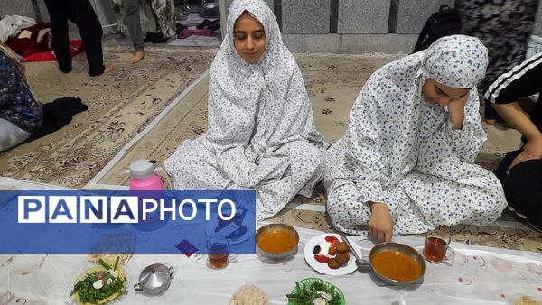 اعتکاف دانش آموزی در مسجد فاطمیه گنبد سبز نیشابور