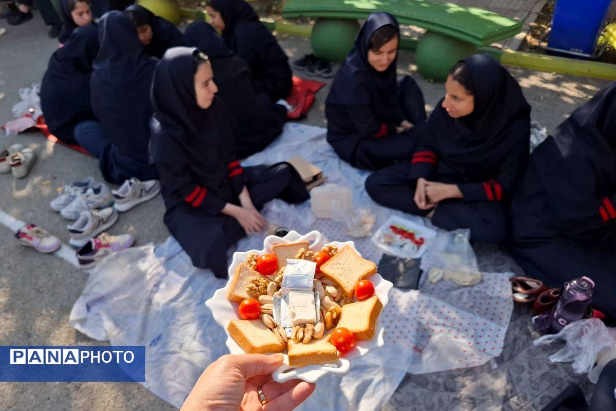 برگزاری اردوی درونمدرسهای با محوریت صبحانه سالم در آموزشگاه هیأت امنایی فرزانگان ملارد