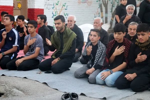 حضور پر رنگ نوجوانان در مراسم قرائت دعای زیارت عاشورا 