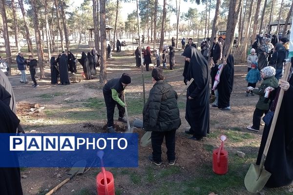 کاشت ۱۰۰۰ نهال به یاد شهدای مقاومت و شهدای مدافع حرم در بوستان جنگلی سرخه حصار