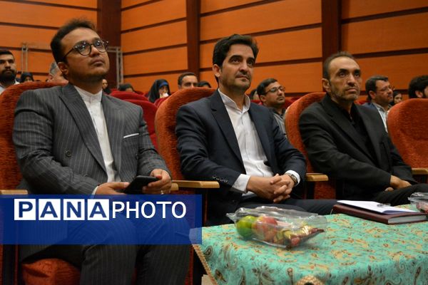 نشست هم‌اندیشی معاونین پرورشی، روحانیون امین و ائمه جماعات در بهارستان‌دو