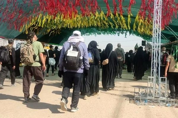 پیاده روی پرشور اربعین حسینی از جاده نجف تا کربلا