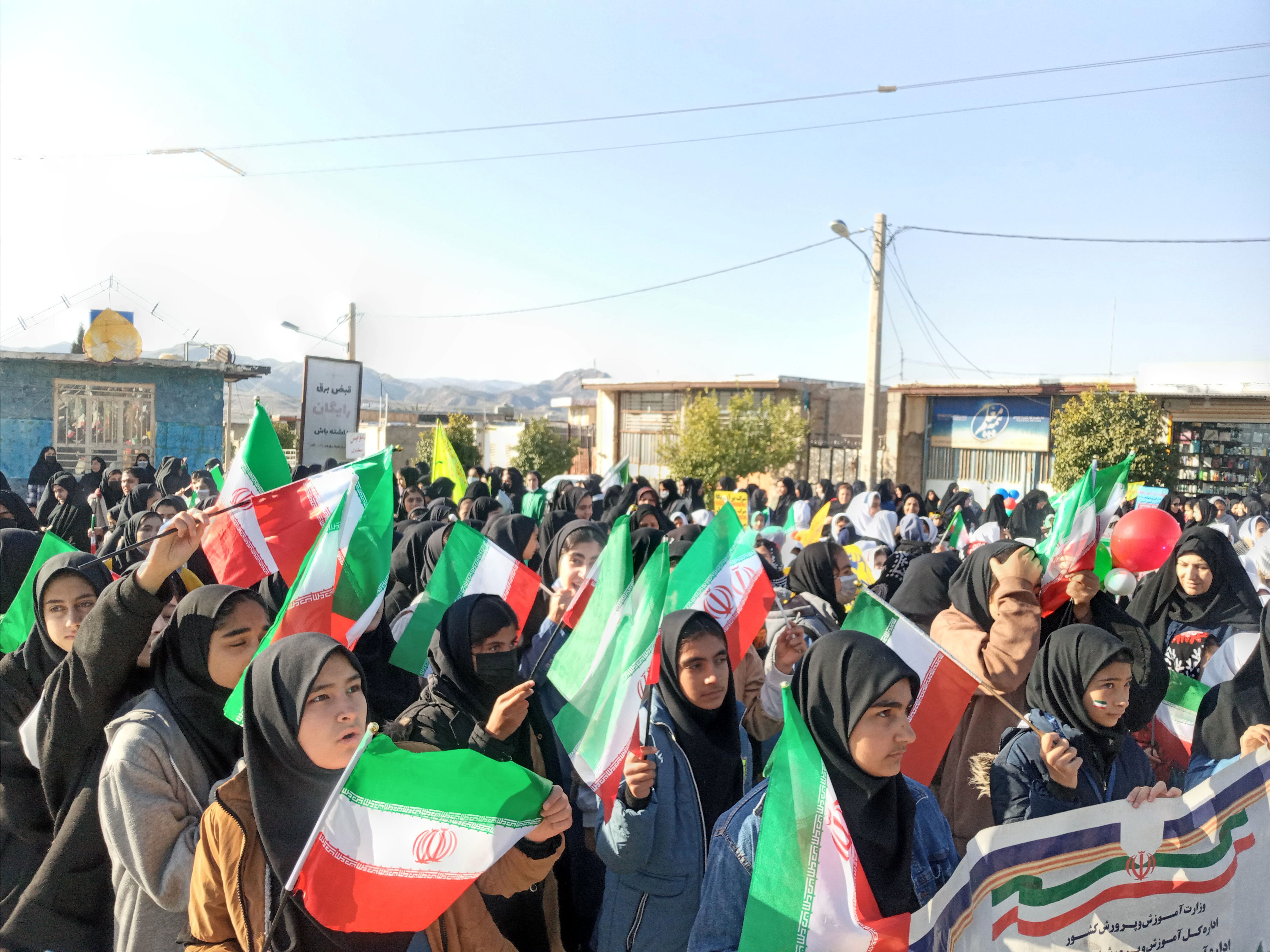 حضور دانش‌آموزان بخش سراب میمه در راهپیمایی۲۲بهمن 