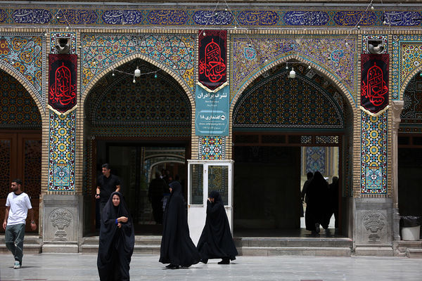 آیین اهتزاز پرچم عزای سیدالشهدا(ع) بر فراز گنبد حرم حضرت معصومه(س)