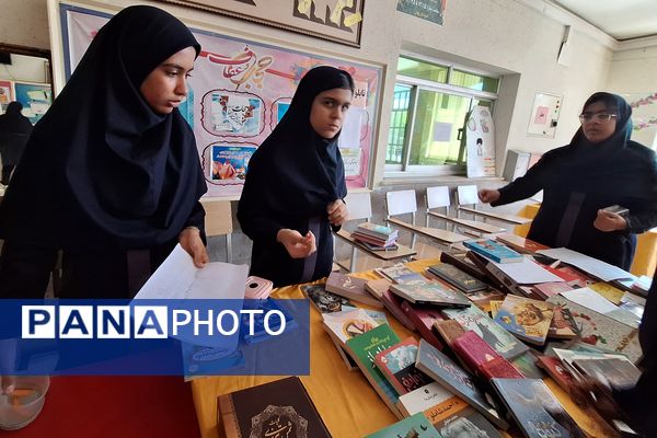نمایشگاه کوچک کتاب در مدرسه 