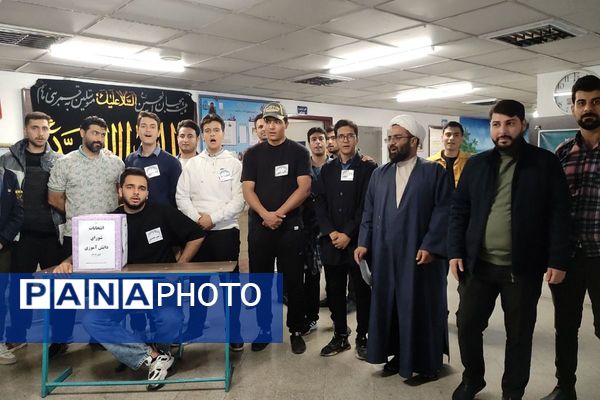 انتخابات شورای دانش‌آموزی در هنرستان موفقیان اسلامشهر