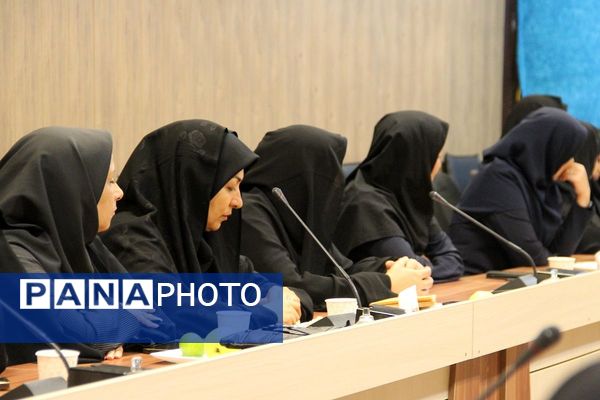 برگزاری جلسه توجیهی مدیران دوره متوسطه اول در سالن فرهنگ بهارستان دو
