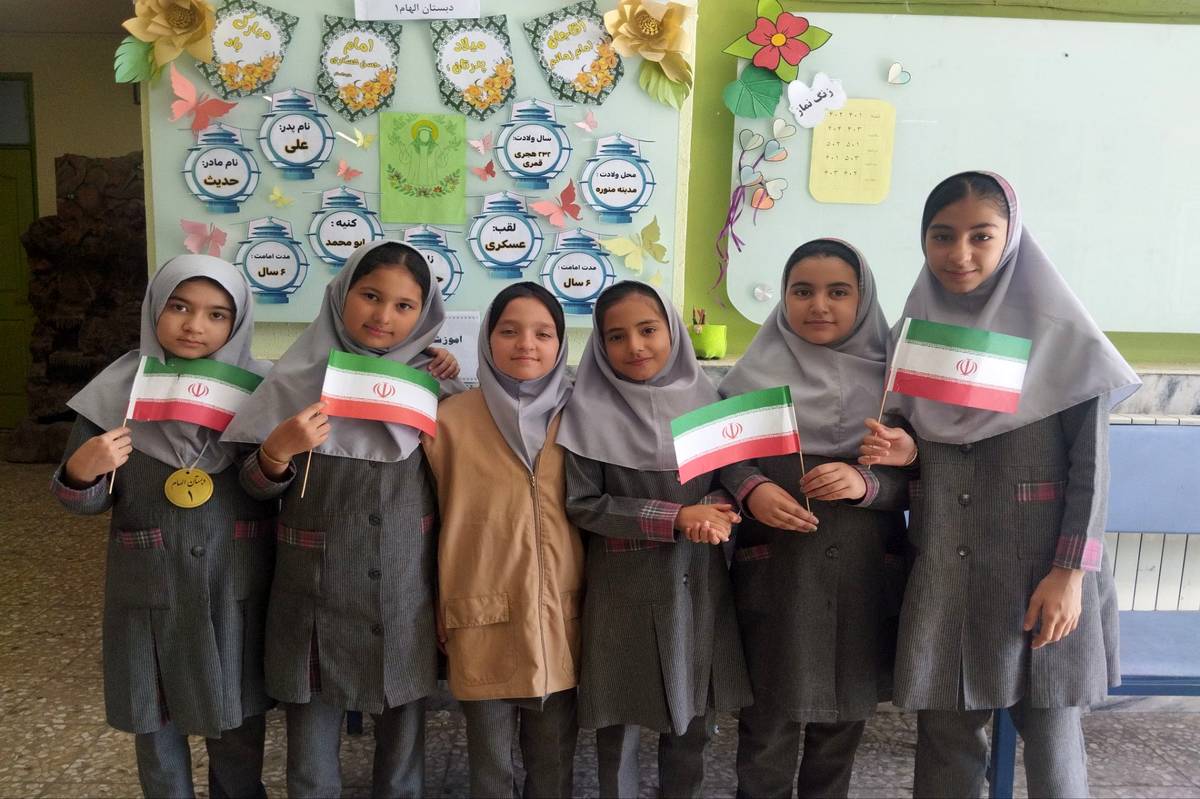 عکس یادگاری دانش آموزان دبستان دخترانه الهام یک