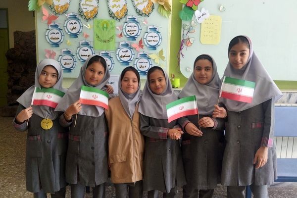 عکس یادگاری دانش آموزان دبستان دخترانه الهام یک 