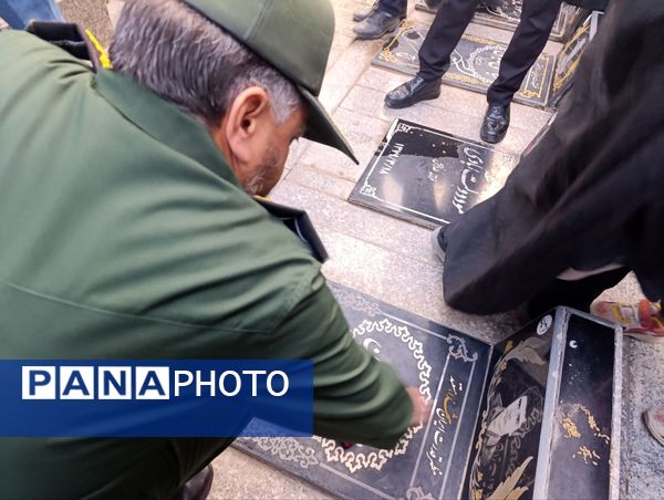 غبارروبی و عطرافشانی گلزار مطهر شهدا در نیشابور 