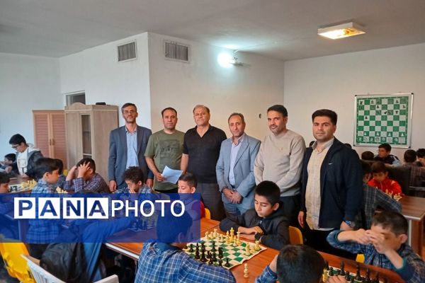 رقابت اندیشه‌ها در پیشوا؛ برگزاری مسابقات شطرنج دانش‌آموزی با حضور مسئولان
