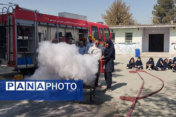 آموزش اصول اولیه آتش‌نشانی در مدرسه زکیه صباشهر