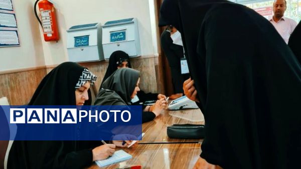 خانواده شهدا پای صندوق‌های رأی حضور پیدا کردند