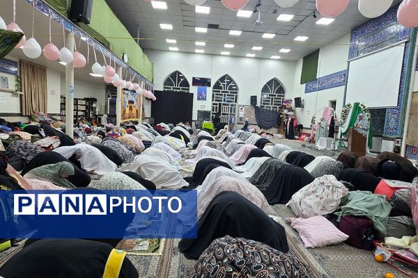 اعتکاف دانش‌آموزی رباط‌کریم با پرچم‌گردانی حضرت ابوالفضل(ع)