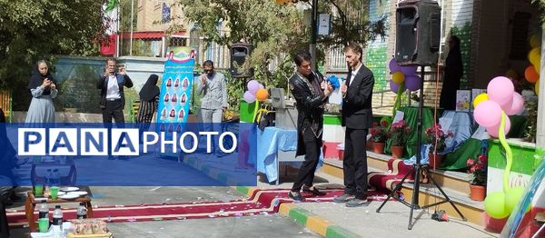 جشن شکوفه ها در دبستان شهید رضا نایب ناحیه۴ مشهد