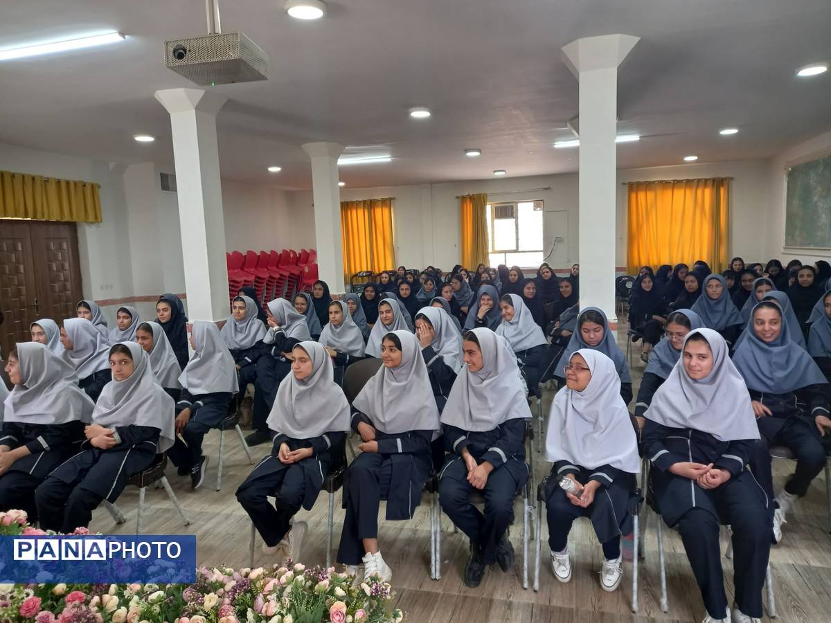 حضور آتش نشان به مناسبت وز آتش نشان و ایمنی در مدرسه نمونه دولتی وکیلی ۱۰