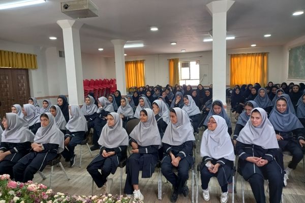 حضور آتش نشان به مناسبت وز آتش نشان و ایمنی در مدرسه نمونه دولتی وکیلی ۱۰