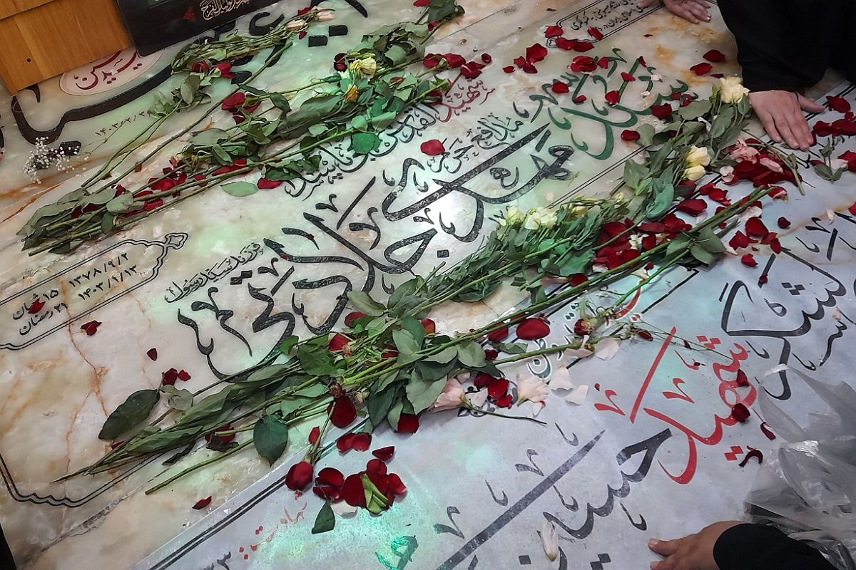 در آغوش زمین، شهیدانی آرمیده‌اند که با جوهر خون، سند حق و حقیقت را امضا نمودند 