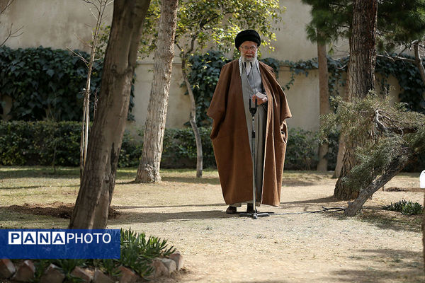 کاشت سه نهال توسط رهبر انقلاب در روز درختکاری