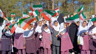 دانش‌آموزان کوهپایه در پیوند با آرمان‌های انقلاب اسلامی در راهپیمایی 13آبان شرکت کردند