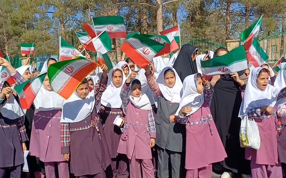 دانش‌آموزان کوهپایه در پیوند با آرمان‌های انقلاب اسلامی در راهپیمایی 13آبان شرکت کردند