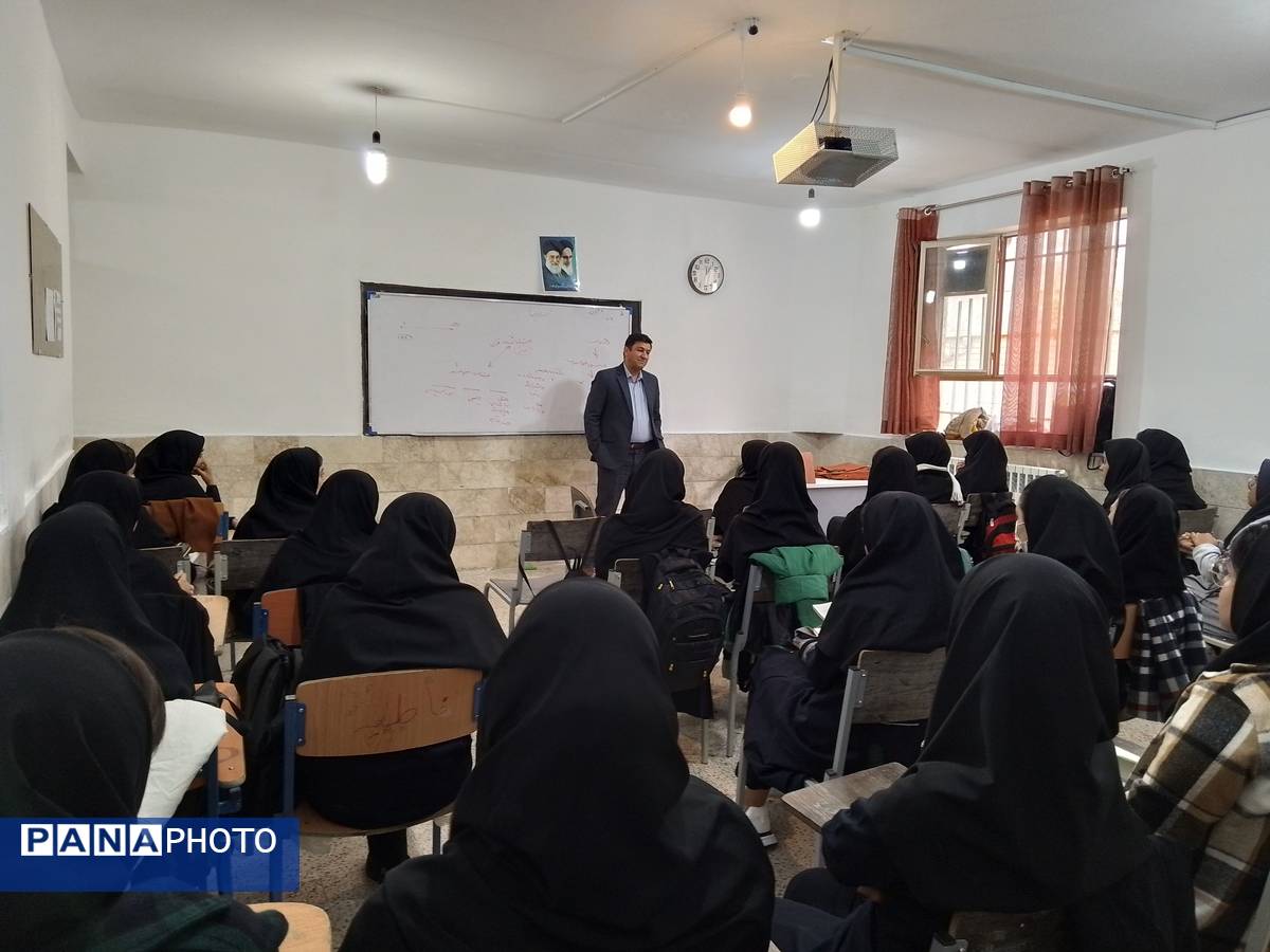 برگزاری جلسه مشاوره تحصیلی در دبیرستان دخترانه رفعت
