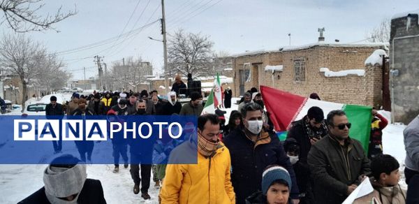حضور پر شور فرهنگیان و دانش آموزان در کنار مردم ولایتمدار شهرستان صالح آباد در یوم الله ۲۲بهمن