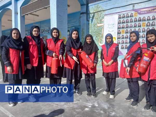 بیست‌وهفتمین مانور سراسری زلزله و ایمنی در مدرسه شهید دهقان ناحیه 2 یزد