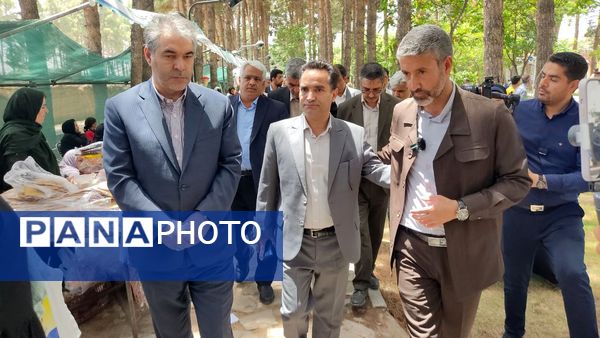 بازدید معاون وزیر گردشگری کشور از نمایشگاه جشنواره تاک پلو خلیل آباد 