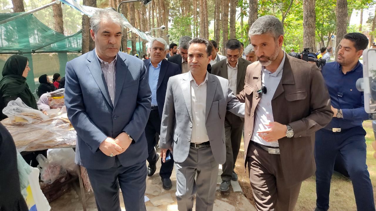 بازدید معاون وزیر گردشگری کشور از نمایشگاه جشنواره تاک پلو خلیل آباد 