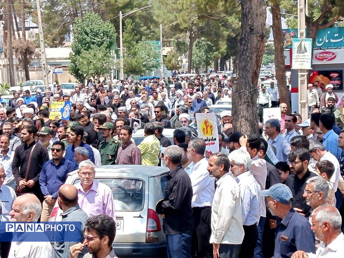 مشت هایی که انتقام را صدا میزند