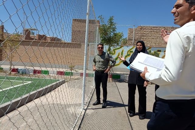 بازدید مسئولین اداره کل آموزش پرورش از وضعیت چمن دبستان شهید پسندیده فدافن