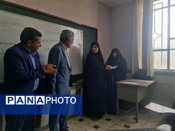 تقدیر مدیر آموزش و پرورش ناحیه 2 قم از معلمان دبیرستان سید احمد فاتحی یک 
