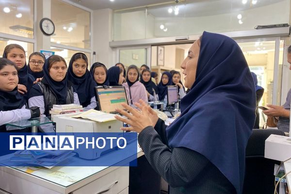 دانش‌آموزان دبیرستان نگین‌دانش ورامین میهمان کتابخانه رازی شدند