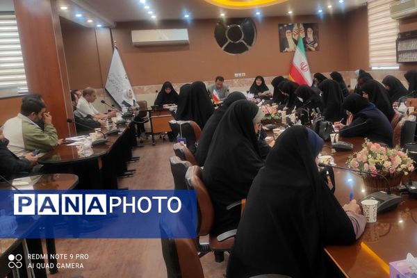 هم‌افزایی نیروهای پرورشی قطب پرند در نشست تخصصی رباط‌کریم