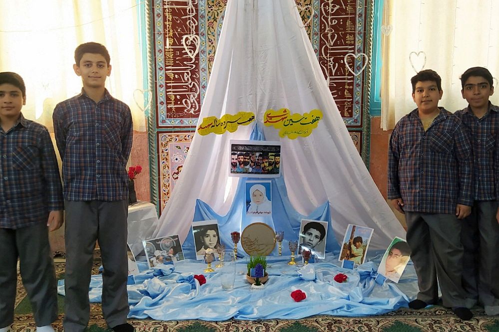 یادواره شهدا و محفل انس با قرآن در دبستان علامه طباطبایی پیشوا