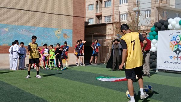 آیـنـده‌سـازان فیـروزکـــوه در میـدان رقابـت ورزشــی دبـسـتــان پـیـامبـر اعـظـم(ص)