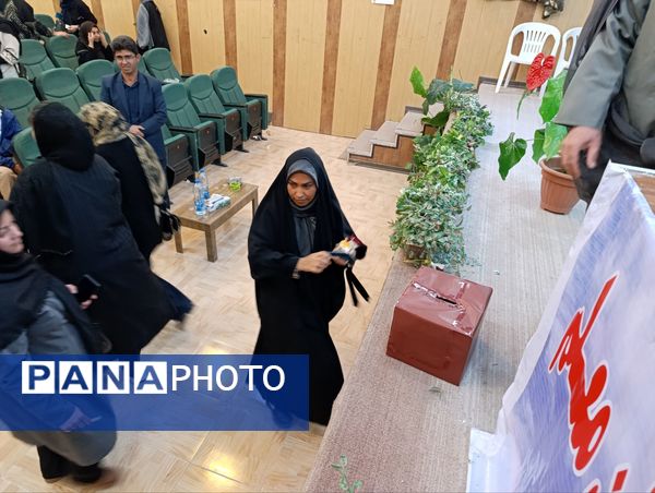 جلوه‌هایی از انتخابات انجمن اولیا دبستان معلم ۲ در آشخانه 