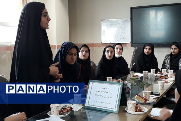 رقابت دانش‌آموزان منتخب در انتخابات منطقه‌ای شورای دانش‌آموزی بهارستان دو