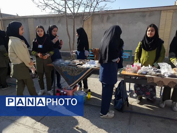 برپایی بازارچه مدرسه‌ای به‌مناسبت دهه فجر در آموزشگاه دخترانه شهید حسن زاده خانلق
